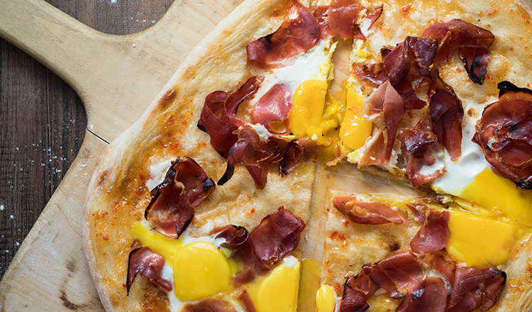 Prosciutto and egg pizza