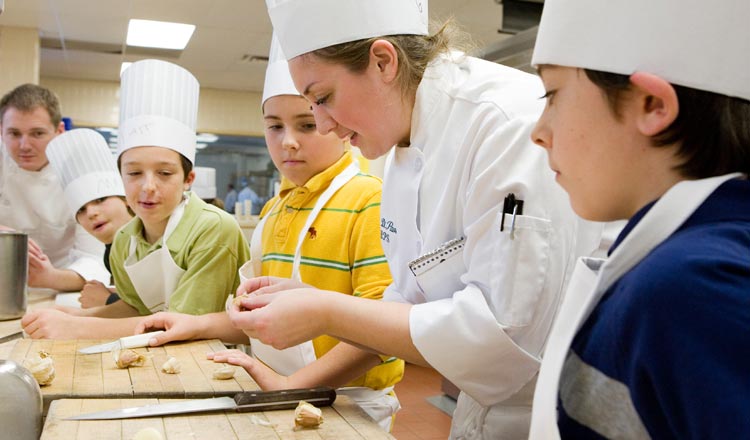 kids in a cooking class