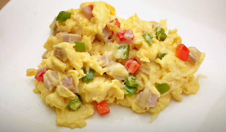 Scrambled eggs with ham and bell peppers