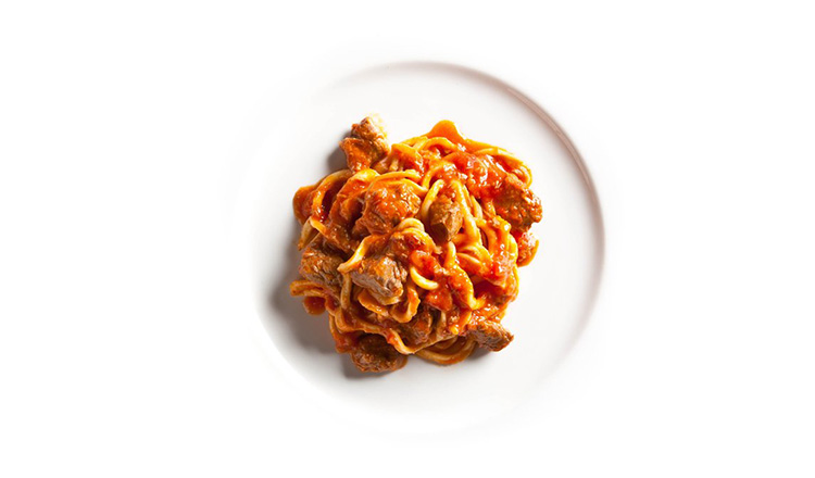 Troccoli pasta with lamb and pepper sauce