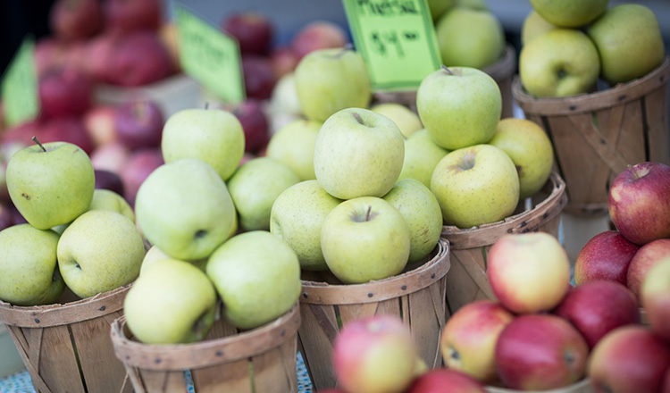 Apples at a farmers' market
