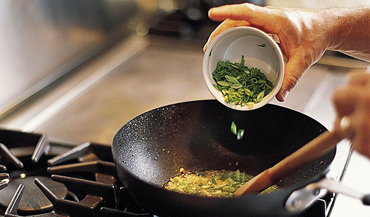 Making Stir-Fried Garden Vegetables with Marinated Tofu