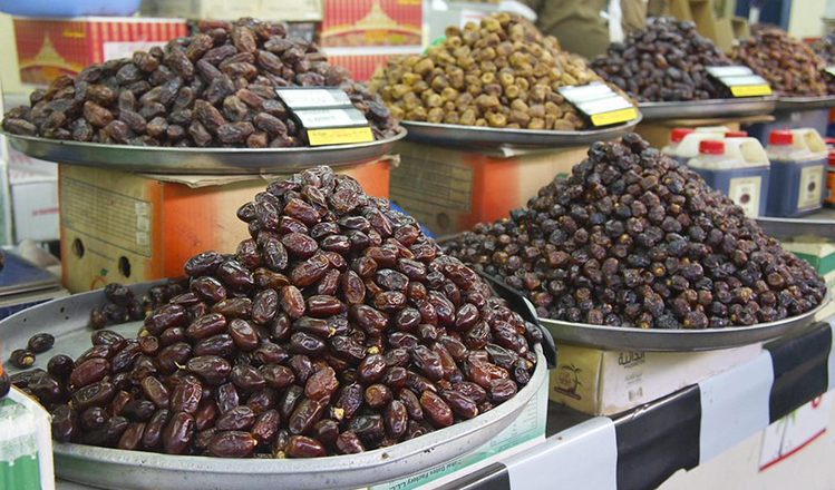 Dates at an open market