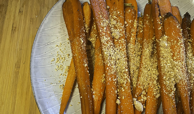 Roasted Carrots with Tahini Crumble