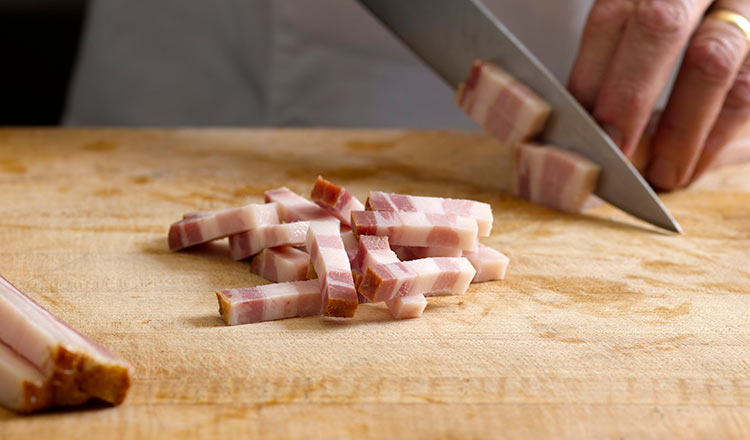 Cutting bacon lardons