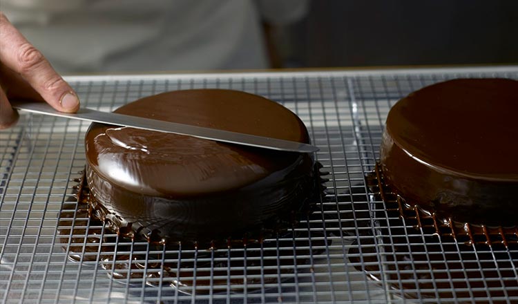 Glazing chocolate cake