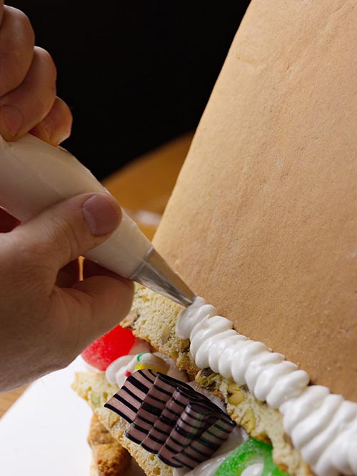 decorating gingerbread house