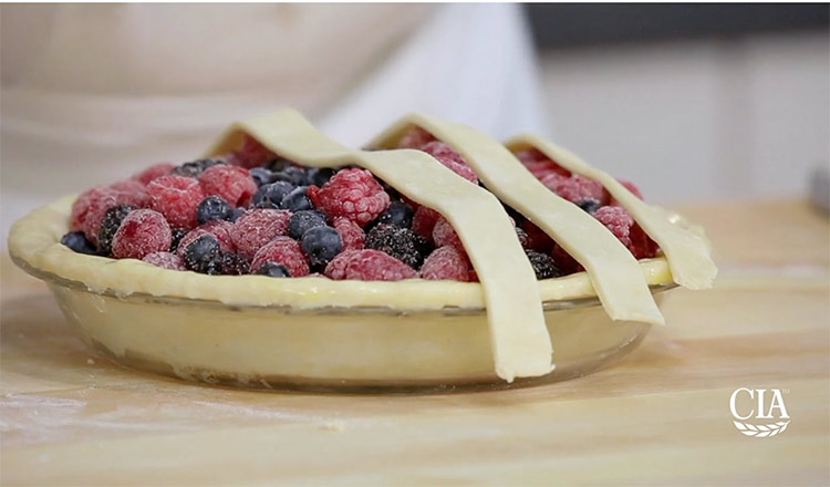 Making a lattice pie crust