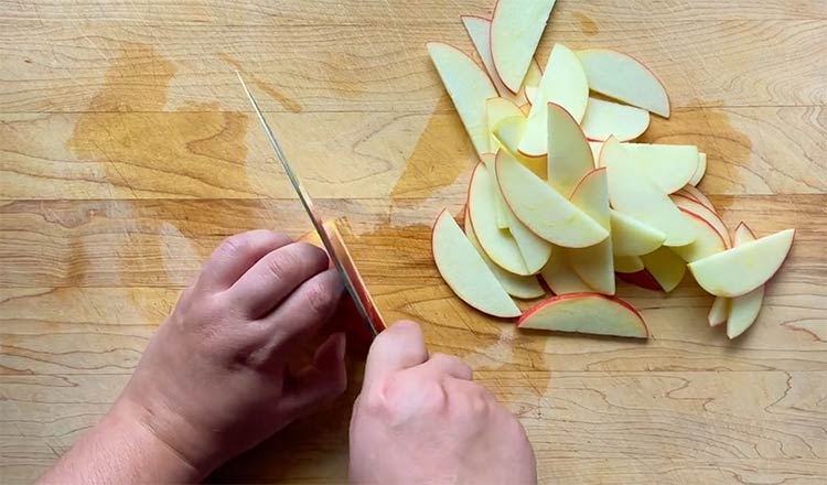 Slicing apples