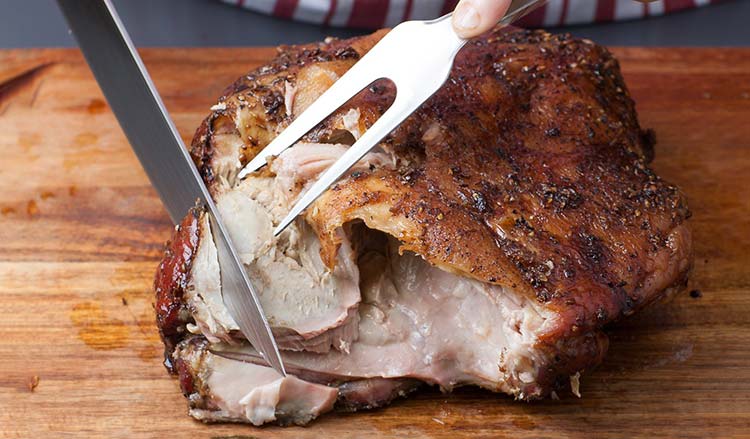 Slicing roasted pork