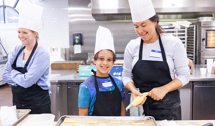 kids and chef in a family class