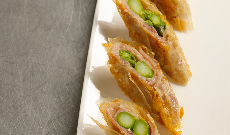 Asparagus, Prosciutto, and Parmesan Phyllo Rolls