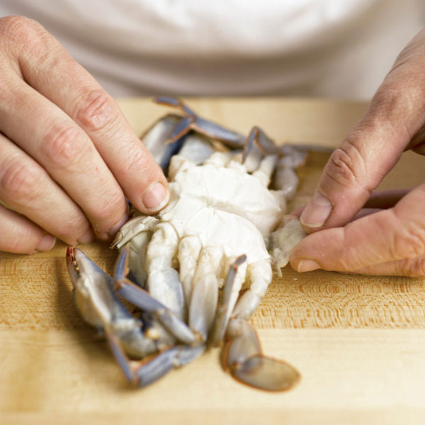 Cleaning soft shell crab