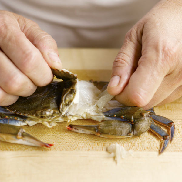 cleaning soft-shelled crab