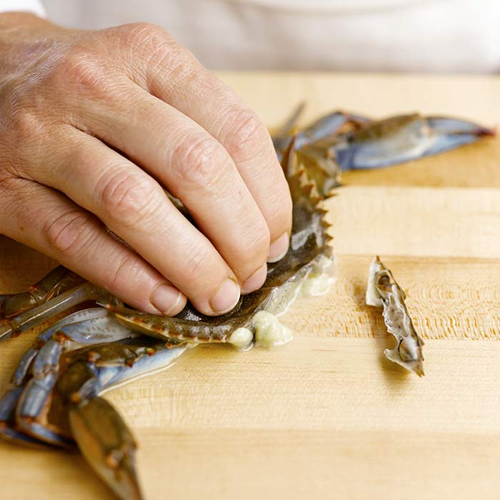 Cleaning soft-shelled crab