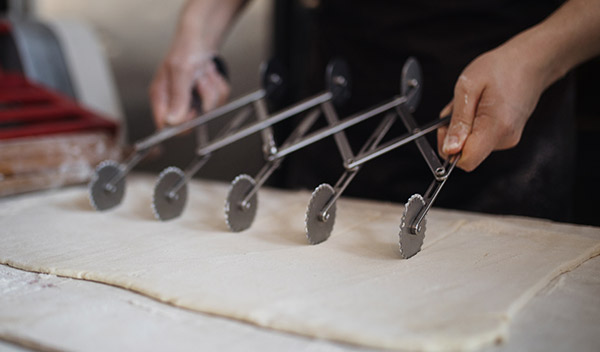 Expandable pastry wheel